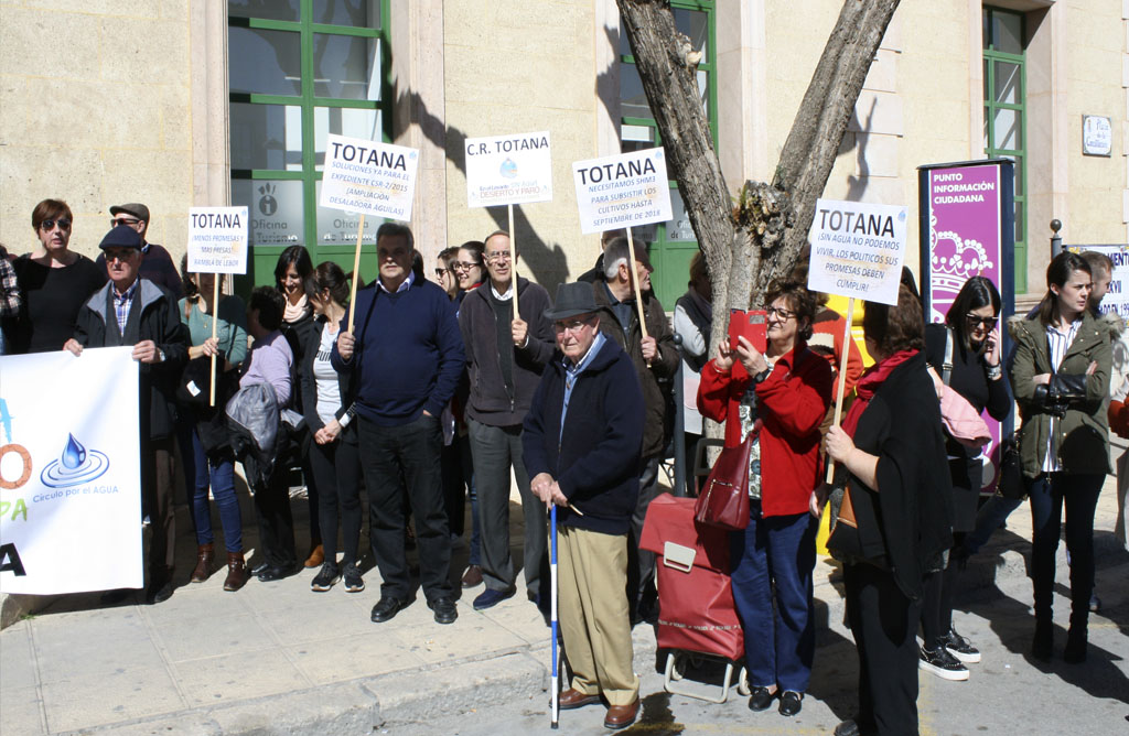 Centenares de personas se concentran en apoyo de la manifestación de Madrid pidiendo soluciones para los regantes